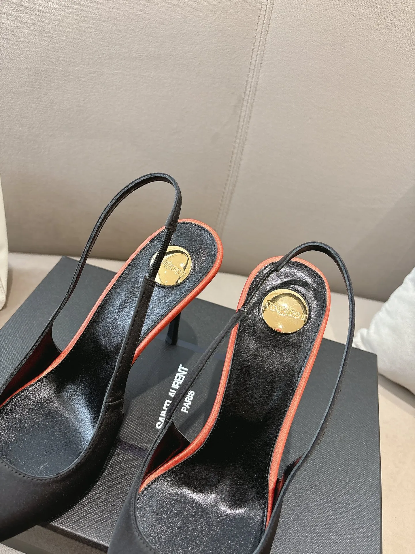 👟👟Ex-factory price 600👟👟 Saint Laurent ysl 25ss/autumn and winter ready-to-wear series catwalk style high heels. The toe and contrasting color design make the final effect quite impressive. Different colors also look good. Straight and curved heels are optional. Only YSL understands women’s hearts best and does not accept refutation. It is a super invincible feminine artifact, a must-have for women (z-brand full-body customization, own molded hardware accessories, perfect consistency) ✔ Upper: imported cow patent leather ✔ Inner lining: imported 🐑 goat leather ✔ Sole: imported genuine leather outsole ✔ Heel height: 10.5cm ✔ Size: 36-39 (40, 41, 42 can be customized and cannot be returned or exchanged) (Full set of packaging)